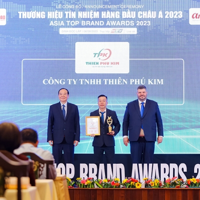 Nhận cup doanh nghiệp